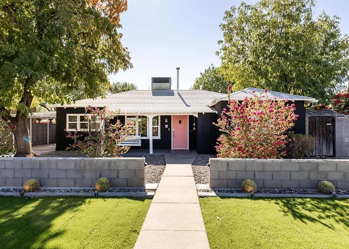 Historic Gem With Pool In The Heart Of Downtown