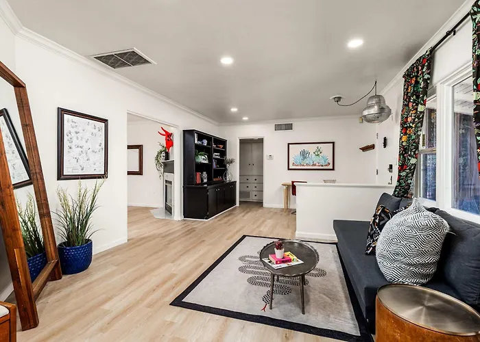 Сasa de vacaciones Historic Gem With Pool In The Heart Of Downtown *